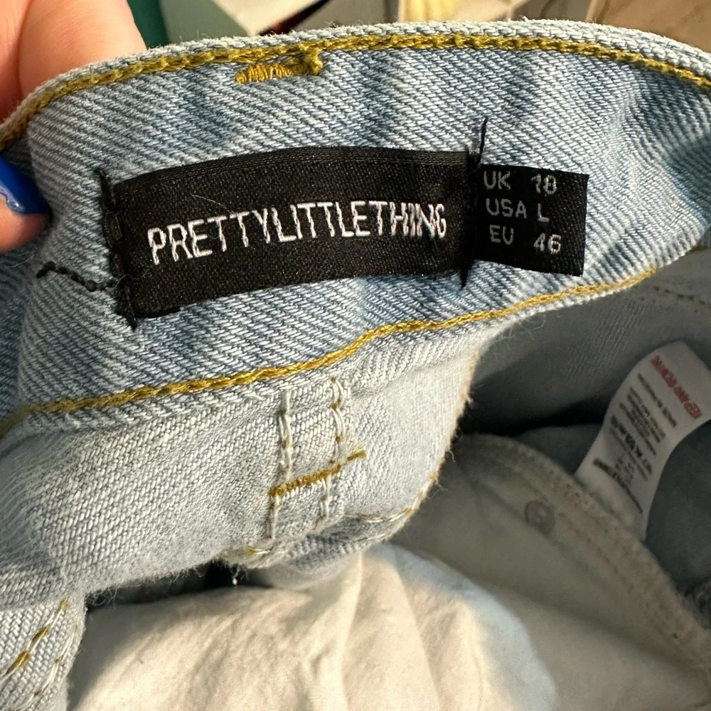 NWOT Pretty Little Thing Ripped Jean - Picture 4 of 4